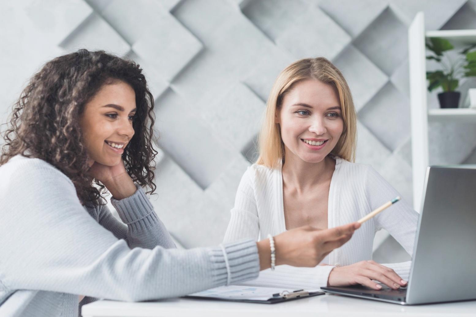 Planificador mensual con anotaciones de presupuesto