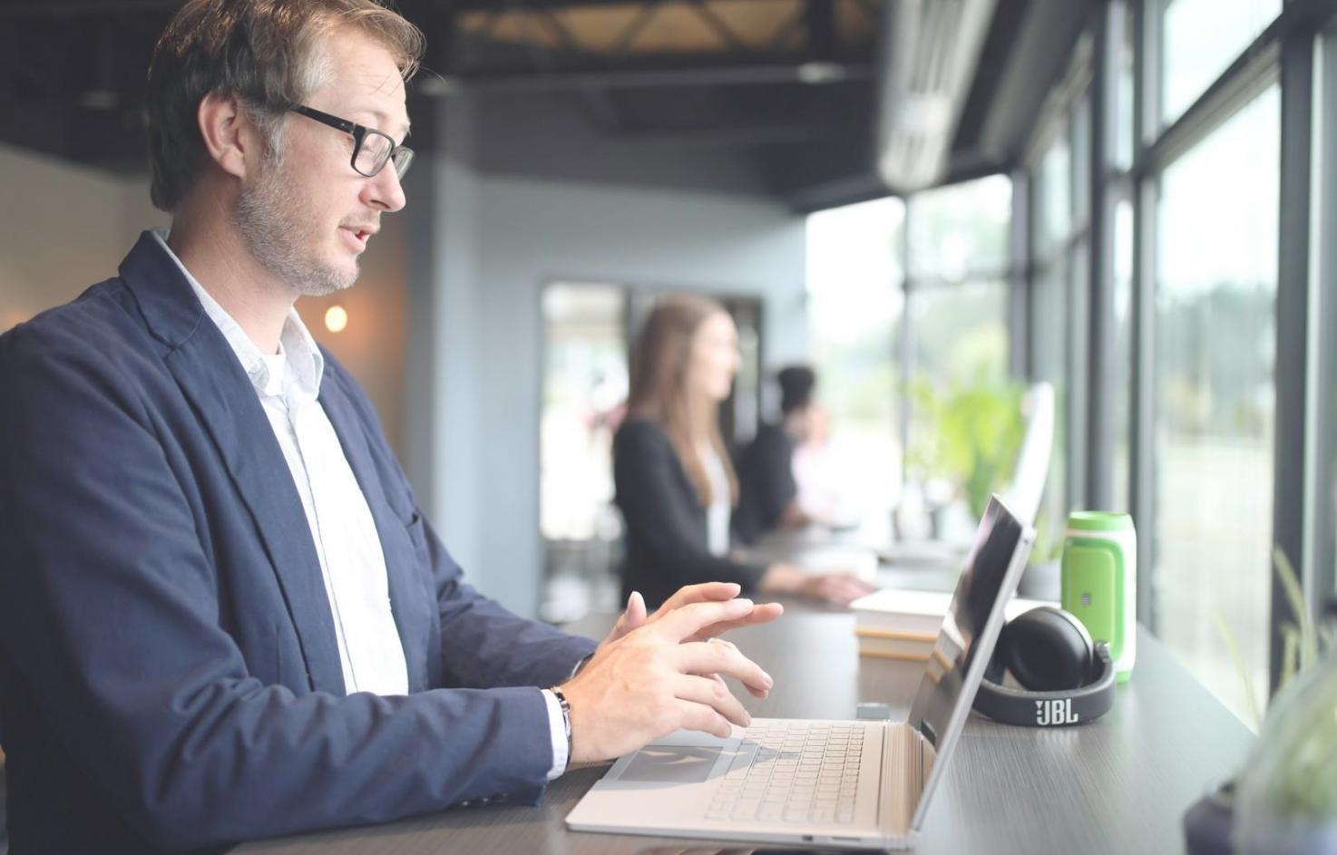 Mesa de trabajo con calculadora y cuaderno de planificación