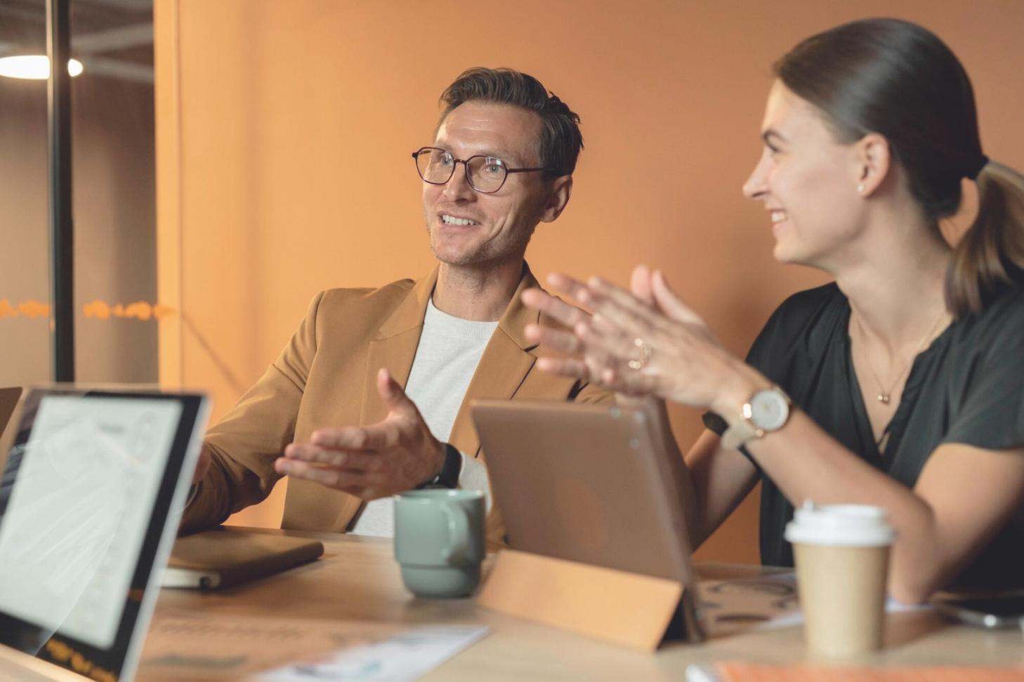 Cuaderno con objetivos financieros escritos a mano