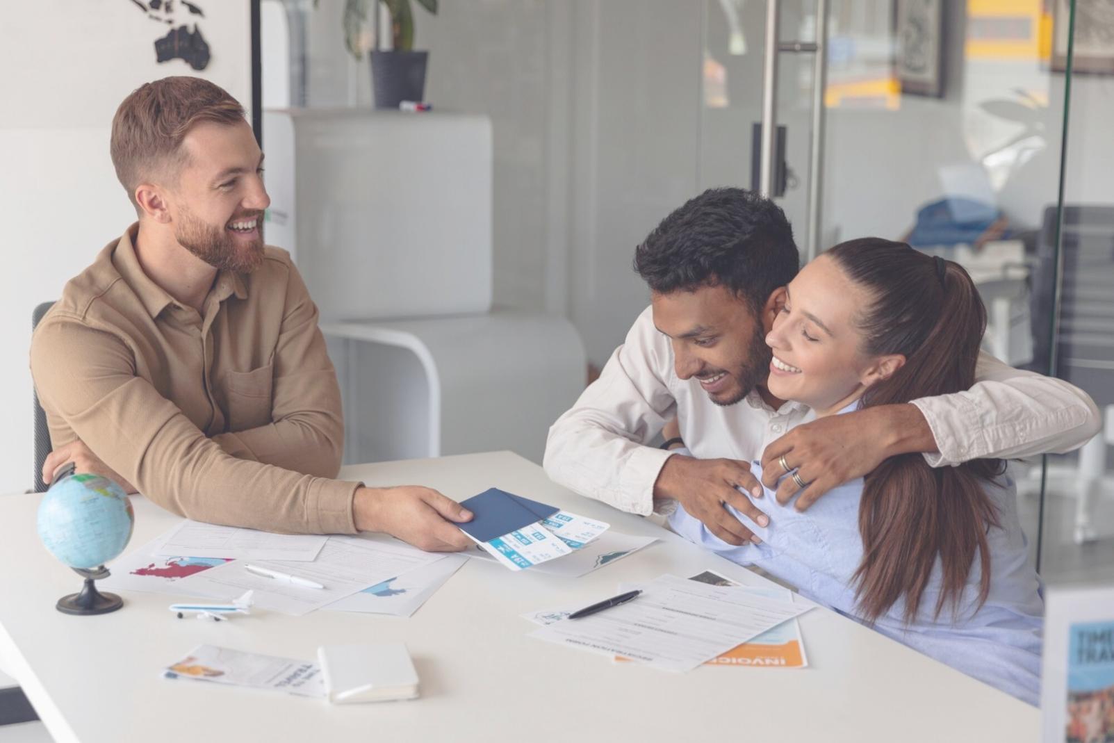 Espacio de trabajo organizado con materiales de planificación financiera
